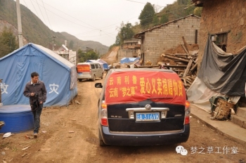  行走在廢墟之間，滿(mǎn)眼荒蕪、破敗。
