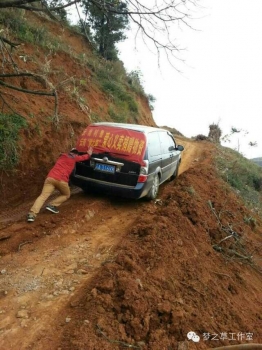  由于地震原因，道路崎嶇，再好的車(chē)也要靠人力推才能勉強(qiáng)爬上坡。
