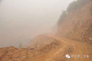起霧了，原本美麗的霧氣卻暗含危險(xiǎn)，把本來(lái)就十分曲折的道路變得更加危險(xiǎn)重重。