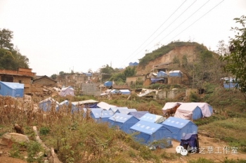 沿路上，雖然地震已經(jīng)過(guò)去很久，但失去家園的人們還是只能住在這樣的救災(zāi)帳篷里。