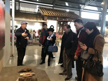負(fù)責(zé)人等參觀百草莊園滇南本草植物博物館等景點(diǎn)